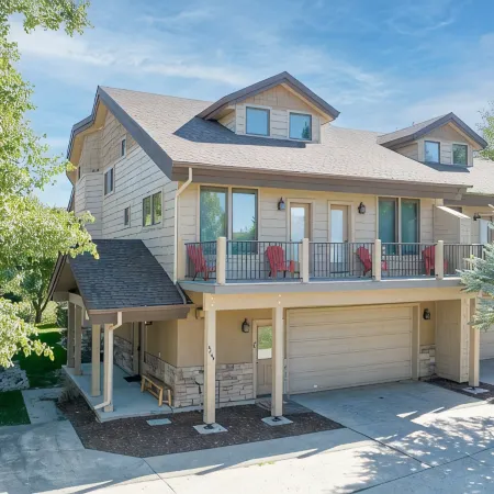 Large Luxury Home w/ Private Hot Tub / Garage