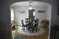 Charming 1920 Tudor-style house, great location! - Homestays
