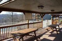Log Cabin  Pool, Wooded, Secluded,Jacuzzi, WiFi, Nature Trails,1 Mile from Sdc - Feriehus