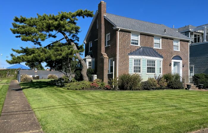 Ocean Ave 5Br: Huge Fenced Yard, Pet Friendly, 2 Houses to Beach + Shark Park!