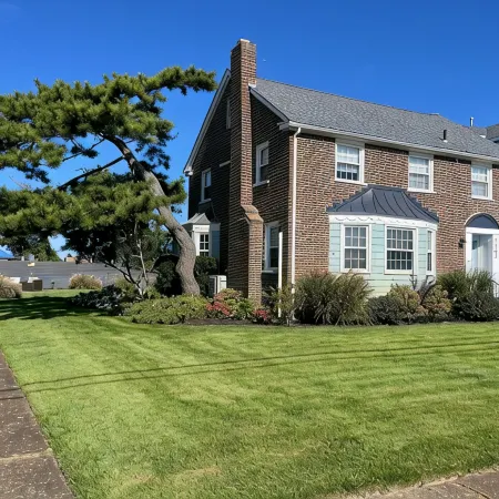 Ocean Ave 5Br: Huge Fenced Yard, Pet Friendly, 2 Houses to Beach + Shark Park!