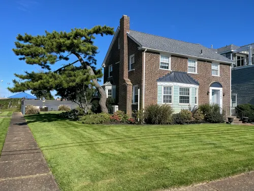 Ocean Ave 5Br: Huge Fenced Yard, Pet Friendly, 2 Houses to Beach + Shark Park! - Homestays