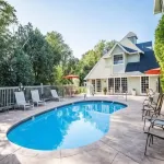 Baechtel Creek Inn - parking