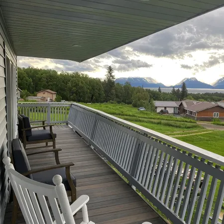 HomerHouse907 Family Friendly-5BR, 3BA, close to town. Huge yard, great stay!