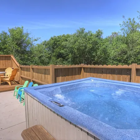 Family Fun House! Private Pool, Putting Green, Walk to Beach, Hot Tub, Game Room