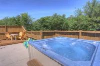 Family Fun House! Private Pool, Putting Green, Walk to Beach, Hot Tub, Game Room - Bathtub