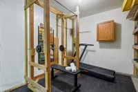 Stunning 3BR Home-Backyard HOT TUB Oasis-Home Gym - Villaer
