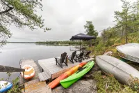 LAKEFRONT COTTAGE WITH GREAT VIEWS, FULL KITCHEN, & STARLINK Wi-Fi - 4-Star