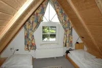 Vacation home directly on the river, close to the beach, WLAN, TV, 6 beds, own jetty - WiFi