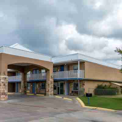 Super 8 by Wyndham Mineral Wells Hotel Exterior