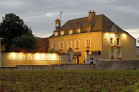 Castel de Très Girard - Hôtel & Restaurant Hôtels à proximité de : Domaine Philippe Leclerc