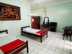 Hotel Garuda Near Alun Alun Banjarnegara Mitra RedDoorz