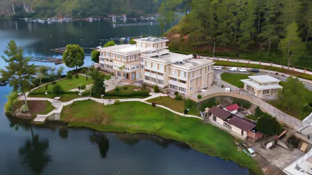 Portola Grand Renggali Hotel Takengon Отели в г. Такенгон