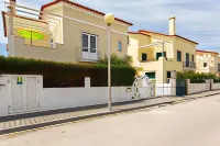 Pineapple Surf House Hotel di Atouguia da Baleia