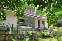 FOREST LODGE GUEST HOUSE - parking