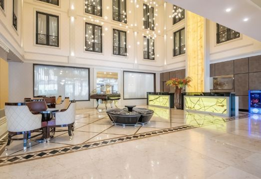 1. 앰바사도리 트빌..