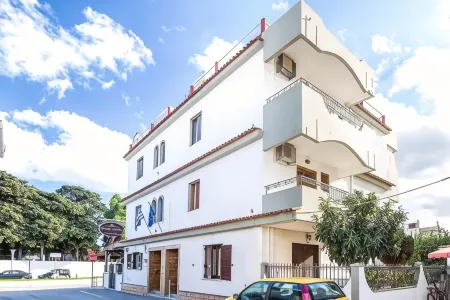 Takis Hotel Apartments Отели рядом с Аэропорт Родос