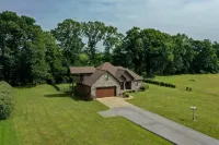 Beautiful House on the River! Book now for Spring & Summer 2025! - 3-Star