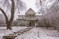 Moore House Inn & Cabins Hotels in 