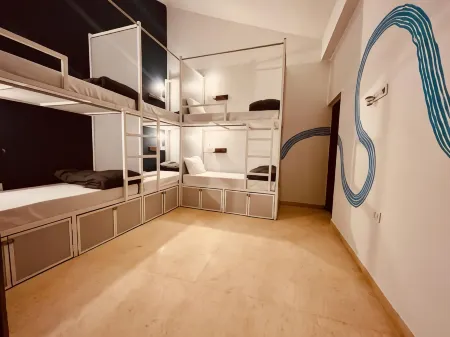 Madpackers Goa Anjuna - Bar & Pool