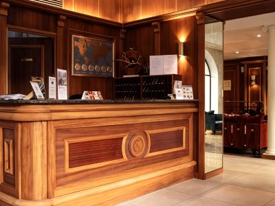 フロントデスク ホテル ダービー エッフェルの写真