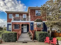 The Sand Dollar Beach House- 3 min walk to the beach and Pet Friendly! Hotels near 4175 N Hwy 101