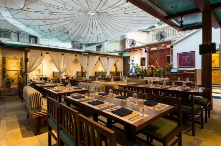 Le Sutra Hotel, Khar, Mumbai Отели рядом с достопримечательностью «Шри Сиддхивинейак Темпл Прабха Деви»