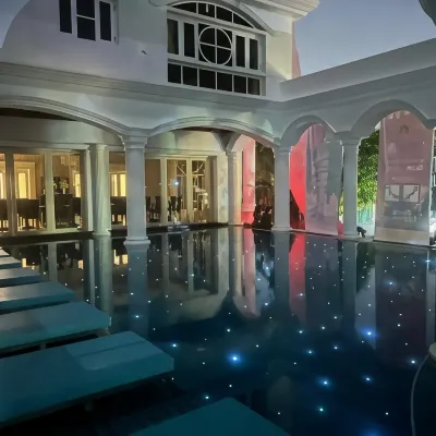 V20 Boutique Jacuzzi Hotel Hotel dekat Stasiun MRT - Phahon Yothin