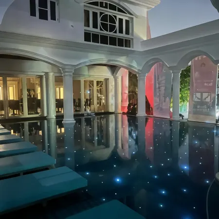 V20 Boutique Jacuzzi Hotel Отели рядом с достопримечательностью «Станция BTS Mo Chit»