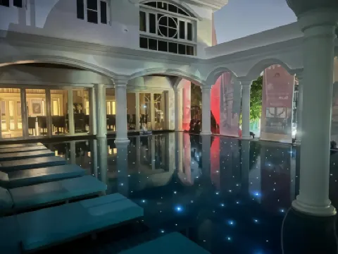 V20 Boutique Jacuzzi Hotel Hotel berhampiran Stesen Bas Mo-Chit