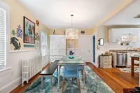 Newly refurbished house within short walking distance of town. Private driveway!