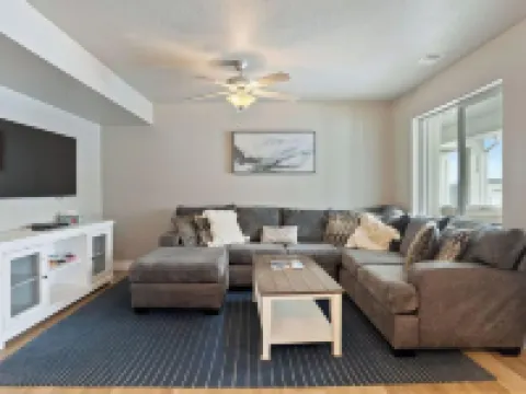 Lots of extras! Pickleball, corn hole, ping pong table, beach toys! Hotels in Rich County
