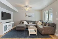 Lots of extras! Pickleball, corn hole, ping pong table, beach toys!