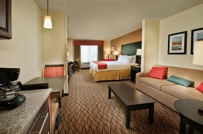 Holiday Inn Express & Suites Pearsall