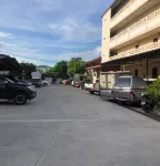 Ratchaphruek Resort - parking