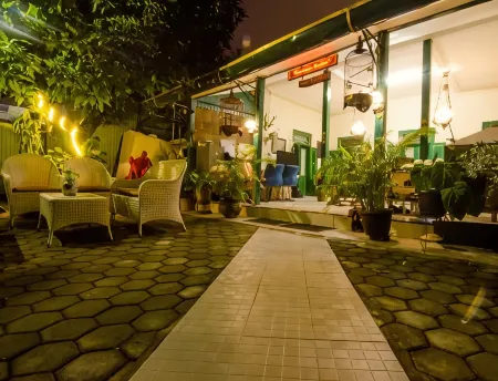 Pendopo Andari Homestay Отели в г. Gondomanan