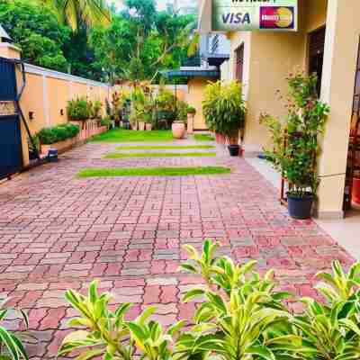 Lahiru Airport Villa Hotel Exterior