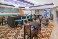 La Quinta Inn & Suites by Wyndham Memphis Airport Graceland - Breakfast