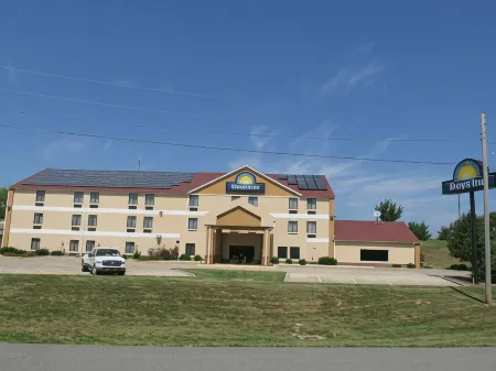 Days Inn by Wyndham Jefferson City Отели рядом с достопримечательностью «Биндер Лейк Павилион»