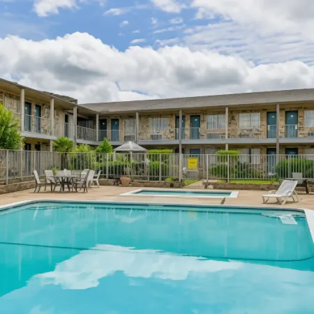 OYO Hotel Tyler Lindale Отели в г. Чандлер