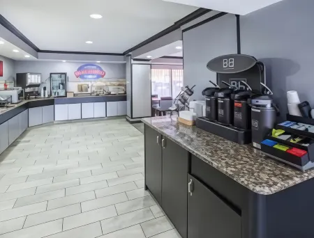 Baymont by Wyndham Canton Отели рядом с достопримечательностью «Публичная библиотека Кантон»