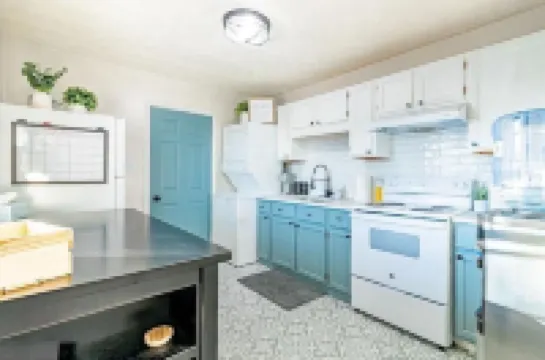 2 Bedroom Cozy Beach Cottage with Water Access