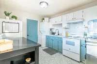 2 Bedroom Cozy Beach Cottage with Water Access