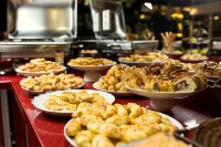 Holiday & Business Hotel - Em Frente ao Centro de Eventos e Arena Conda - sarapan