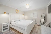 Luxurious Ocean Block midtown condo with private balcony