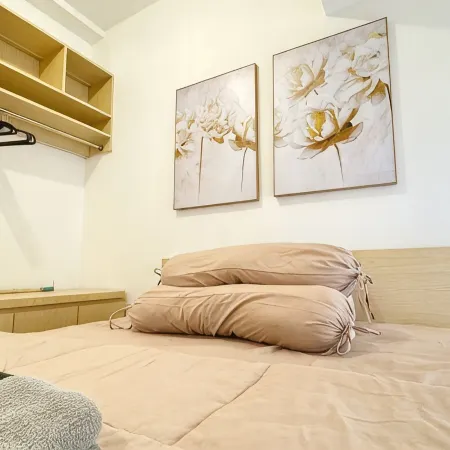 Modern minimalist room at Pik with Netflix
