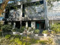 Saltstayz Select - Malcha & Chankyapuri Hotels near German Embassy