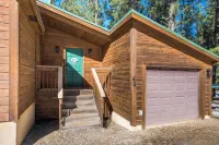 Retreat on the Green, Great Outdoor Space, Close to Bike Trails - Sleeps 8-12