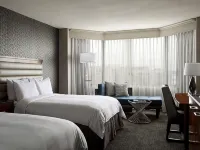 Crystal Gateway Marriott Hotels near Newseum