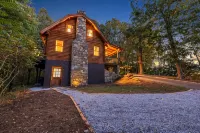 Wooded 3BR Luxury Cabin, Close to City & Nature - Hytter